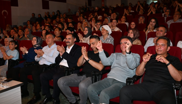 Başkan Kara’dan Yeni Konser Müjdesi

Demirci Belediye Başkanı Erkan Kara da kültür ve sanat etkinliklerine aralıksız devam edeceklerini belirterek, ilçe halkına yeni bir konser müjdesi verdi.

Koroda toplumun her kesiminden vatandaşın yer almasının etkinliğe ayrı bir anlam kattığını ifade eden Başkan Kara, “Demirci’yi sosyal ve kültürel etkinliklerin merkezi haline getirmek için çalışmalarımızı sürdürüyoruz. Kültür ve sanat rüzgârı ilçemizde esmeye devam edecek. Önümüzdeki günlerde Türk Sanat Müziği koromuz sahne alacak ve Yeşilçam’ın unutulmaz şarkılarıyla vatandaşlarımıza nostalji dolu bir gece yaşatacak” dedi.