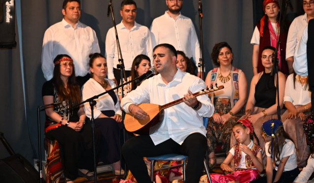 Kaymakam Bayram: “Harika Bir Kültür Sunumuna Şahitlik Ettik”

Konserin ardından konuşan Kaymakam Fatih Bayram, etkinliğin kültürel anlamda önemli bir değer taşıdığını belirterek şunları söyledi:

“Yöresel kıyafetleri, sahne dekoru ve zengin repertuvarıyla harika bir kültür sunumuna şahitlik ettik. Farklı meslek gruplarından hemşehrilerimizin aynı sahnede buluşarak böyle güzel bir performans ortaya koyması hepimizi gururlandırdı. Emeği geçen herkesi gönülden kutluyorum.”