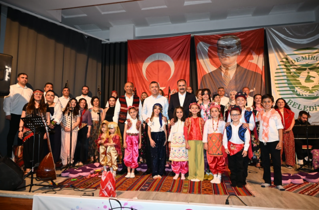Manisa'nın Demirci ilçesinde farklı meslek gruplarından gönüllülerin bir araya gelerek oluşturduğu Türk Halk Müziği Korosu, gerçekleştirdiği görkemli konserle izleyicilere unutulmaz bir kültür ve sanat akşamı yaşattı.