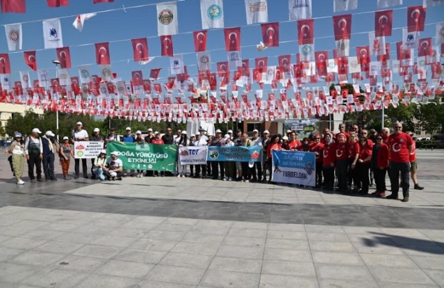 Manisa Büyükşehir Belediyesi tarafından, 485. Uluslararası Manisa Mesir Macunu Festivali kapsamında doğa yürüyüşü düzenlendi. Yaklaşık 10 kilometre süren yürüyüş, doğa ve spor tutkunlarını bir araya getirdi.