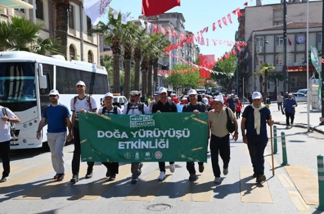 Cumhuriyet Meydanı’ndan başlayan doğa yürüyüşüne Manisa Büyükşehir Belediyesi Sosyal Hizmetler Dairesi Başkanı Volkan Sert, Sosyal Projeler, Gençlik Spor Şube Müdürü Müjde Günderen, Engelli Hizmetleri Şube Müdürü Gülşah Hakyol da katıldı. Yürüyüşe katılanlar, Manisa’nın doğal güzelliklerinden Ağlayan Kaya ve Seyir Terası’na doğru ilerledi. Yaklaşık 60 kişilik bir ekibin katılımıyla gerçekleşen yürüyüşte, katılımcılar toplamda 10 kilometre yürüdü ve yaklaşık 670 metre yüksekliğe ulaştı. Yürüyüşün ardından Seyir Terası’nda verilen mola ile katılımcılar, hem yorgunluklarını attı hem de Manisa’nın panoramik manzarasının tadını çıkardı. Molanın ardından ekip tekrar Cumhuriyet Meydanı’na dönerek etkinliği tamamladı. Katılımcılar etkinliğin düzenlenmesinden duydukları memnuniyeti dile getirerek, doğayla iç içe keyifli bir gün geçirdiklerini ifade etti.
