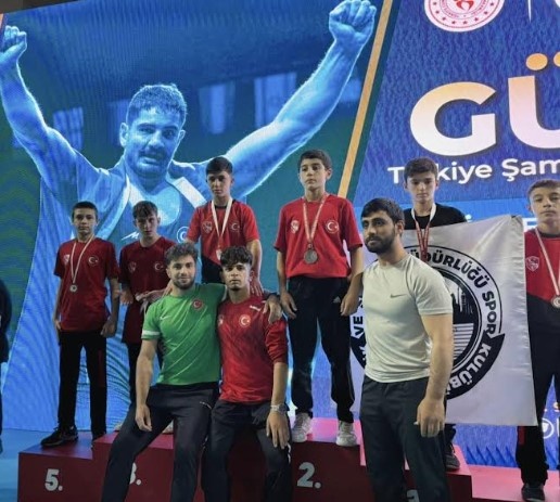 Sivas'ta 60 ilden 6 bin 500 sporcunun katılımıyla düzenlenen Minikler Güreş Türkiye Şampiyonası'nda mücadele eden Yunusemre Belediyespor'un güreşçileri, U10 yaşta takım halinde Türkiye şampiyonu olurken, üç ayrı yaş kategorisinde ise 9 madalya kazandı.