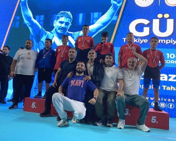 10 minderde 60 ilden 6 bin 500 sporcunun rekor katılımıyla organize edilen büyük organizasyonda Manisa'yı temsil eden Yunusemreli güreşçiler, U10 yaşta takım halinde Türkiye şampiyonu oldu ve üç ayrı yaş kategorilerinde ise toplamda 9 madalyaya imza attı. U10 yaşta 48 kiloda Muhammed Emin Ariç, 62 kiloda Görkem Karaca Alkan altın madalya kazanırken, 44 kiloda Berat Tekin gümüş, 34 kiloda Muhammed Enes Angi ve 68 kiloda Eyüp Akbıyık bronz madalya kazandı. U13 yaşta 34 kiloda Musa Yusuf Tekin gümüş, 68 kiloda Seyit Ali Yıldız bronz, U14 yaşta ise 41 kiloda Hakim Beytullah Kalay altın, 34 kiloda Ayaz Şulan bronz madalyanın sahibi oldu.