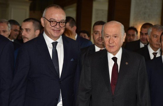 Bahçeli’den Başkan Ergün’e Hayırlı Olsun

Manisa Büyükşehir Belediye Başkanı Cengiz Ergün, Milliyetçi Hareket Partisi’nin Antalya’da düzenlediği programda Milliyetçi Hareket Partisi Genel Başkanı Devlet Bahçeli ile bir araya geldi. Genel Başkan Bahçeli, 30 Mart 2019 tarihinde gerçekleşecek olan yerel seçimlerde yeniden Manisa Büyükşehir Belediye Başkan Adayı gösterilen Başkan Ergün’e hayırlı olsun dileklerini iletti.

Milliyetçi Hareket Partisi tarafından 23-25 Kasım tarihleri arasında il başkanları ve belediye başkanları kamp programı düzenlendi. Antalya’da düzenlenen toplantıda yaklaşan yerel seçimler öncesi partinin seçim stratejisi masaya yatırıldı. Kamp programına Manisa heyeti olarak Manisa Büyükşehir Belediye Başkanı Cengiz Ergün, MHP İl Başkanı Erkan Öztürk, Kula Belediye Başkanı Hüseyin Tosun, Selendi Belediye Başkanı Yasin Dumlupınar, Alaşehir Belediye Başkanı Ali Uçak, Sarıgöl Belediye Başkanı Necati Selçuk, Turgutlu Belediye Başkanı Turgay Şirin ve Salihli Belediye Başkanı Zeki Kayda ile birlikte katıldı. 
Başkan Ergün Bahçeli İle Buluştu
Düzenlen programda Manisa Büyükşehir Belediye Başkanı Cengiz Ergün, MHP Genel Başkanı Devlet Bahçeli ile de bir araya geldi. Genel Başkan Bahçeli, 30 Mart 2019 tarihinde gerçekleşecek olan yerel seçimlerde Milliyetçi Hareket Partisi tarafından tekrar Manisa Büyükşehir Belediye Başkan Adayı gösterilen Başkan Ergün’e hayırlı olsun dileklerini iletti. MHP Lideri Bahçeli’ye teşekkür ederek, üretken belediyecilik anlayışıyla Manisa’da hizmet etmeye devam edeceklerini belirten Başkan Ergün de, “Geride kalan hizmet dönemimizde Manisa’mızın 17 ilçesine en iyi hizmetleri kazandırmak için özveriyle çalıştık. Sizlerin desteğiyle üretken belediyecilik anlayışımızla inşallah Manisa’mıza güzel yatırımlar yapmaya devam edeceğiz” ifadelerinde bulundu.