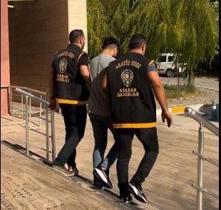 Manisa İl Emniyet Müdürlüğü Asayiş Şube Müdürlüğü Aranan Şahıslar Büro Amirliği görevlilerimizce yapılan çalışmalarda; 

        01.07.2024 günü Aydın ili Kuşadası İlçesindeki Otel önünde meydana gelen  Kasten Öldürme olayınınfirari şüphelilerinden olan Ş. B. (20) isimli şahıs 03.07.2024 günü ilimiz Şehzadeler ilçesinde yakalanmış, şahsın yapılan Gbt sorgusunda;
Kuşadası Sulh Ceza Hâkimliğince Kasten Öldürme suçundan yakalama emriyle arandığı tespit edilmiş, şüpheli Ş. B. isimli şahıs gözaltına alınarak Kuşadası İlçe Emniyet Müdürlüğü görevlilerine teslim edilmiştir.
