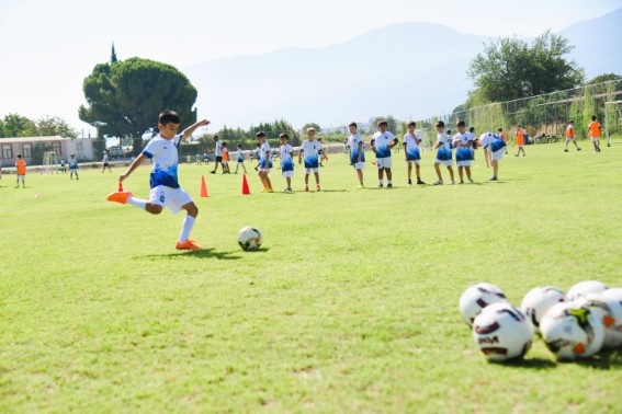 Futbol kurslarının 7-12 yaşta, yüzme kurslarının 5-12 yaşta, basketbol ve voleybol kurslarının 7-14 yaşta haftanın iki günü yapılacağı kaydedildi.