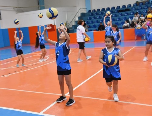 Yaz mevsiminde 14 branşta kurs açan Yunusemre Belediyespor, çocuk ve gençleri kışın da sporla buluşturmak için çalışmalarını hızlandırdı. Mavi-Beyazlı kulüp bu doğrultuda, futbol, yüzme, basketbol ve voleybol branşlarında kış spor okulu açtı.