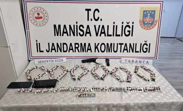 OLAY: Uyuşturucu Veya  Uyarı Madde İmal ve Ticareti,

AÇIKLAMA Manisa İl J.K.lığı İstihbarat Şube Müdürlüğünce yapılan araştırmalar neticesinde; İstihbarat ve KOM Şube Müdürlüğü ile Yunusemre İlçe J.K.lığı ekiplerince T.K(1988/ E) isimli şahsın evinde yapılan aramada;