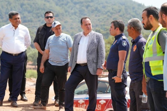 Manisa Büyükşehir Belediyesi olarak vatandaşların can ve mal güvenliği için tüm önlemleri aldıklarını vurgulayan Başkan Dutlulu, “Mücadelemiz sürüyor. Yangın tamamen söndürülene kadar ekiplerimiz gece gündüz sahada olacak. Bu süreçte halkımızın da uyarılara duyarlılıkla yaklaşması büyük önem taşıyor” ifadelerini kullandı.

Manisa’da devam eden yangınlara karşı verilen topyekûn mücadele, Başkan Dutlulu’nun sahadaki incelemeleri ve dayanışma mesajlarıyla daha da güç kazanıyor.