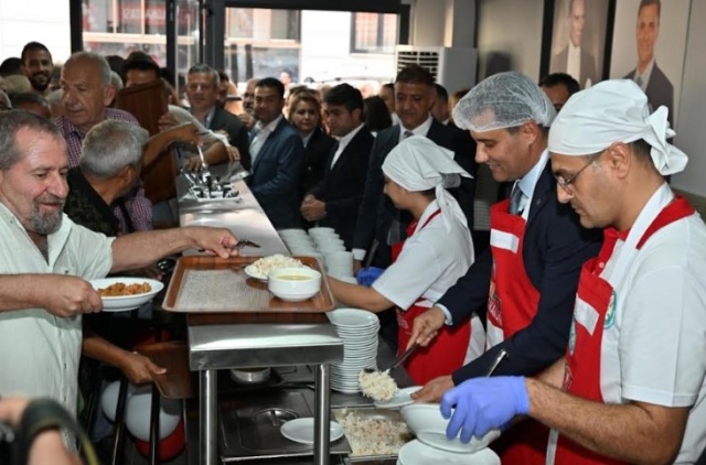 Kent Lokantası, Halk Mandıra ve Halk Ekmek 
Sosyal belediyecilikte dikkat çeken en önemli adımlar Kent Lokantası, Halk Mandıra ve Halk Ekmek oldu. Vatandaşlara uygun fiyatlı, ekmek, sağlıklı yemek, süt ve süt ürünleri sunuldu. Proje üreticiyi desteklerken vatandaşların bütçesine de katkı sağladı. Kent Lokantası ve Halk Mandıra’nın son şubesi Salihli’de açılmaya hazırlanırken, yeni şubeleri de sırayla devreye giriyor. Bu projeleri tamamlayan Halk Ekmek uygulaması ise 33 şubeye ulaştı ve uygun fiyatla halka sunulan ekmek sayısı ise 2 milyon adede yaklaştı. Üç projenin de kısa süre içerisinde 17 ilçede hizmet vereceği kaydedildi.