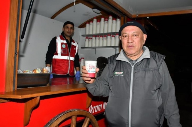 226 Bin Kişiye Günaydın Çorbası
Manisa’da sabahları yüzleri güldüren bir diğer uygulama ise sıcak çorba ikramı oldu. Özellikle sabah erken saatlerde işe ya da okula giden vatandaşlar için hayata geçirilen Günaydın Çorbası ile 226 bin kişiye ulaşıldı. İhtiyaç sahibi 186 bin kişiye çeşitli sosyal destekler sağlanırken dağıtılan 13 bin gıda kolisi ile de sosyal desteklerin kapsamını daha da genişletildi. Soğuk kış aylarında ihtiyaç sahibi vatandaşların ısınabilmesi için de binlerce çuval odun dağıtıldı. Ayrıca, çölyak ve fenilketonüri hastalarına yönelik önemli bir sosyal sorumluluk projesi de hayata geçirildi. Çocukları çölyak hastalığına sahip annelerin kurduğu Mutlu Beslen Kadın Kooperatifi'nden sağlanan glütensiz ve düşük proteinli gıda kolileri, iki ayda bir ihtiyaç sahiplerine ulaştırılmaya başlandı.