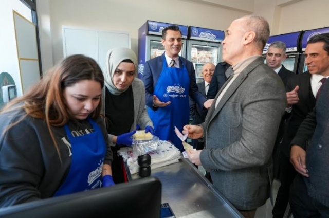 Anne Kart Uygulaması Hayata Geçirildi
Manisa’da ulaşımda dönüşümü ve kooperatiflerle yapılan görüşmeler sonunda seferlerin artmasını, vatandaşların durakta bekleme süresinin düşmesini sağlayan Başkan Zeyrek, aylık 50 milyon TL ulaşım desteği ile yeni bir dönemi başlattı. Toplu taşımada yaşanan dönüşümün en önemli ayaklarından biri, 0-5 yaş arası çocuğu olan ihtiyaç sahibi annelere tanınan Anne Kart uygulaması oldu. Aylık 60 ücretsiz biniş hakkı sağlayan kart sayesinde hem annelerin ulaşım giderleri hafifledi hem de şehir içi ulaşımda pozitif ayrımcılık hayata geçirildi. Kadınlara, akşam saatlerinde durak dışında inme hakkı tanınarak güvenli ulaşımın önü açıldı.