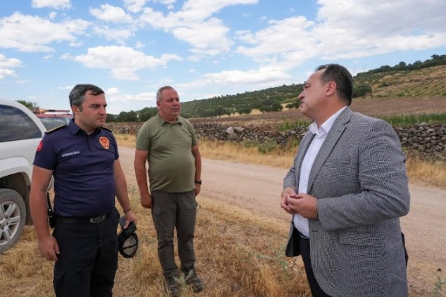 “Yaraları Hep Birlikte Saracağız”
Yangından etkilenen vatandaşlara da geçmiş olsun dileklerini ileten Dutlulu, “Bu büyük felaketi hep birlikte aşacağız. El birliğiyle yaraları saracak, Manisa’yı yeniden yeşerteceğiz. Tüm gücümüzle bunun için çalışıyoruz” dedi.