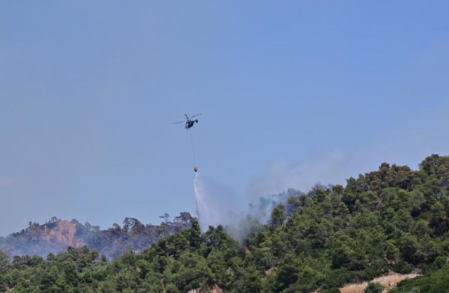 Manisa Büyükşehir Belediye Başkanı Besim Dutlulu, Ahmetli ve Kula ilçelerinde günlerdir süren orman yangınlarıyla mücadele çalışmalarını yerinde inceledi. Yangın bölgelerinde sahada görev yapan ekiplerle bir araya gelen Başkan Dutlulu, söndürme çalışmaları hakkında bilgi alarak, özveriyle görev yapan personellere teşekkür etti.