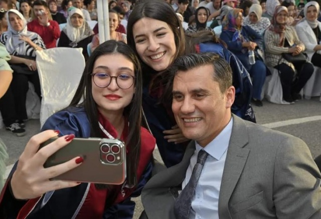 Öğrencilere Sabah Çorbası Büyükşehirden
Eğitimin her alanında öğrencilerin yanında olmayı  amaçlayan Manisa Büyükşehir Belediyesi, üniversite ve lise öğrencilerine sabah çorbası ikramı yapacak. İkramlar, ilk olarak Manisa il merkezinde bulunan Güzelyurt Kampüs Alanı, Uncubozköy Kampüs Alanı, Sağlık Bilimleri Fakültesi ve Manisa Lisesi bölgelerinde başlayacak. Hafta içi her gün 4 bin kişilik çorba dağıtılacak. İkram çorbası Manisa Büyükşehir Belediyesi Aşevi’nde hazırlanacak.