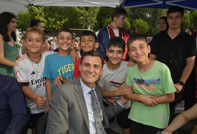 Kreş Sayıları Arttırılıyor
Manisa Büyükşehir Belediyesi’nin Yunusemre ilçesine bağlı Akgedik Mahallesi’nde yapımını gerçekleştirdiği Kreş ve Çocuk Gündüz Bakımevi projesinde de sona gelindi. 3-5 yaş aralığındaki çocuklara hizmet verecek olan kreş, Eylül ayı içerisinde açılacak. Bu çalışmanın ardından şehre çok sayıda yeni kreşler kazandırılması için çalışmalar yürütülecek.