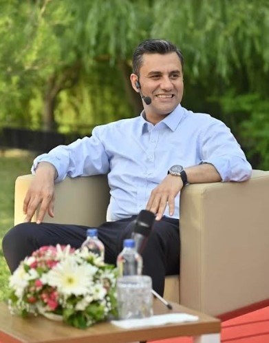 Manisa Büyükşehir Belediyesi, örnek gösterilecek sosyal belediyecilik uygulamaları ile öğrencilerin yanında olmaya hazırlanıyor. Öğrenciler, yeni eğitim-öğretim sezonunda kırtasiye kartı, Çamaşır Kafe projesi, sabah çorbası, giyim yardımları ve daha birçok destekten yararlanma imkanı bulacak.