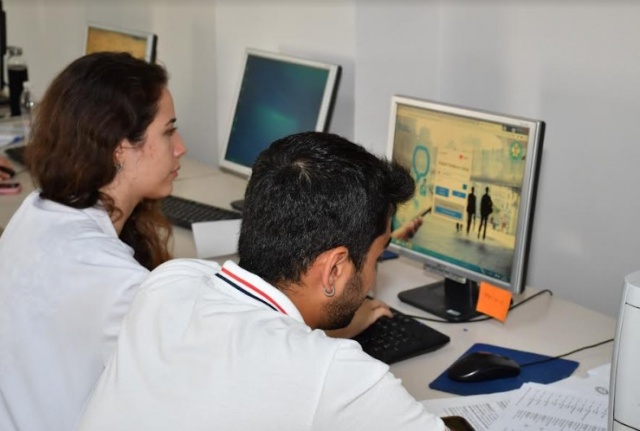 Manisa Büyükşehir Belediyesi Öğrencilerin Yanında
Manisa Büyükşehir Belediyesi hazırladığı destek projeleriyle ihtiyaç sahibi öğrencilerin yanında olacak. Manisa’da eğitim gören ihtiyaç sahibi ilköğretim, ortaöğretim ve lise öğrencilerine kantin harcamaları için harçlık desteği çalışmaları başlatıldı. İhtiyaç sahibi öğrencilere ayrıca kış aylarında bot ve mont destekleri de sağlanacak.
Ayrıca kentte yer alan ilkokul, ortaokul ve liselere spor malzemesi desteklerinde bulunulacak.