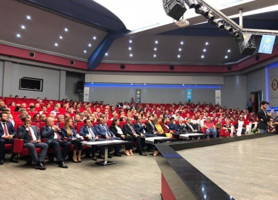 İyi Parti’nin Milletvekili Adayları Sahneye Çıktı
İYİ Parti Manisa Milletvekilleri Aday Tanıtım Toplantısı Kültür Merkezi Lale Salonu’nda gerçekleştirildi. 
Geçtiğimiz günlerde İYİ Parti Genel Merkezi tarafından açıklanan Manisa Milletvekilleri Adaylık listesinin ardından, İYİ Parti Manisa İl Başkanlığı tarafından Kültür Merkezi Lale Salonu’nda tanıtım toplantısı düzenlendi. Saygı duruşu ve İstiklal Marşı’nın okunmasının ardından başlayan programa, İYİ Parti Genel İdare Kurulu Üyesi Engin Kabadağ, İYİ Parti Yüksek İstişare Kurulu Üyesi Mustafa Enöz, İYİ Parti İl Başkanı Ümit Akdağ, İYİ Parti Manisa Milletvekili Adayları, İlçe Başkanları, İl ve İlçe Gençlik Kolları başkanları, parti yöneticileri ve çok sayıda vatandaş katıldı.
Ortak hedef Meral Akşener’i Cumhurbaşkanı yapmak
 Yapılan kısa konuşmanın ardından sırasıyla sahneye davet edilen Milletvekili Adayları, kendilerini tanıtarak İYİ Parti’nin mevcut hükümet karşısında  bir Kuvay-ı Milliye hareketi olduğunu ve Türk Milleti için önemli bir alternatif parti olduğunu  vurguladılar. Milletvekili adayları, İYİ Parti Genel Başkanı Meral Akşener’in 24 Haziran’dan itibaren ülkenin yeni Cumhurbaşkanı olabilmesi için sahada canla, başla çalıştıklarına dikkat çektiler. Yapılan aday tanıtımlarının ardından basın mensuplarına toplu şekilde poz veren Milletvekili adayları, toplantının ardından Yunusemre ilçesinde düzenlenen iftar davetine katıldı.