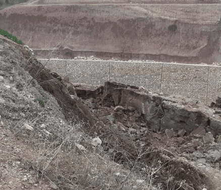 Manisa'nın Demirci ilçesi ile Selendi ilçeleri arasındaki  yolun Hoşçalar Mahallesi yakınlarında çökmeden dolayı yol trafiğe kapandı.