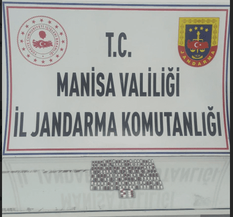 Manisa İli Yunusemre İlçesi Muradiye Mahallesinde 23.03.2022  günü saat: 14.00 sıralarında A.A (1985/E) isimli şahsın İzmir ilinden temin ettiği sentetik uyuşturucu hapları Manisa il merkezi ve ilçelerinde satma saikinde olduğu yönünde alınan bir ihbarın Yunusemre İlçe J.K.lığı, KOM.Ş.Md.lüğü, Narkotik Köpek Unsuru, İSTH Ş.Md.lüğü Müşterek Çalışma Grubu (MÇG) personeli tarafından kıymetlendirilmesi neticesinde; şahsın işyerinde yapılan araştırma ve kontrolde;  (132) Adet sentetik uyuşturucu hap ele geçirilerek el konulmuştur. Şüpheli hakkında adli işlem başlatılmıştır.