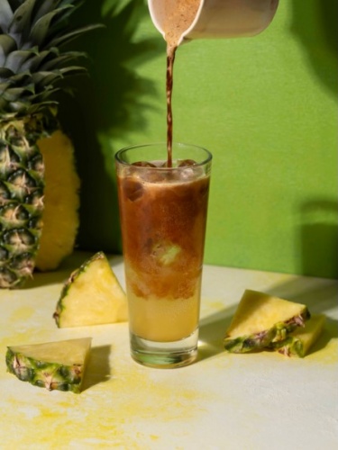 Yaza yakışan farklı deneyimler

Farklı lezzetlerin birbirini zenginleştirdiği Tchibo kahveleri; espressonun dolgun aromasının hibiskusun ekşimsi tadıyla dengelendiği soğuk kahve Iced Hibiscus Latte, yulaf sütünün kremamsı tadı ve hindistan cevizinin tropikal aromasının uyumundan doğan vegan Oat Cocos Latte, çikolata, hindistan cevizi ile espressonun birlikteliğinin hem göze hem damağa hitap ettiği sütlü soğuk kahve Island Coco Wave,serin bir yaz rüzgarı gibi içinizi ferahlatacak.