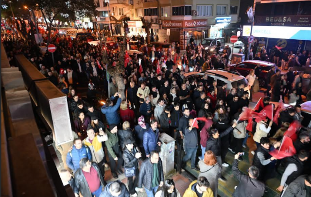 Genel Başkanımız Özgür Özel’in başkanlığında, Manisa’da da Ferdi Başkanım ve İlksen Başkanımın önderliğinde omuz omuza birlikte en iyi mücadeleyi yapıyoruz. Yapmaya da devam edeceğiz” ifadelerini kullandı.
