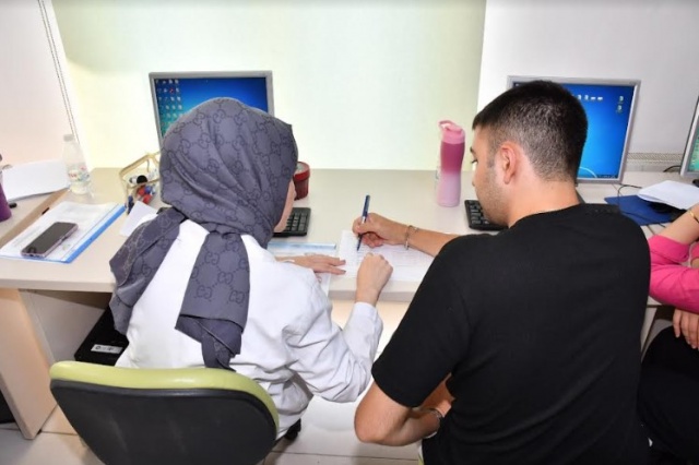 Öğrencilerin Ulaşım Ve Güvenliği İçin Hazırlıklar Sürüyor
Manisa Büyükşehir Belediyesi öğrencilerin ulaşım ve güvenliğini için de çalışmalarını sürdürüyor. Yeni eğitim-öğretim sezonu başlamadan önce harekete geçen belediye ekipleri okul önlerinde bulunan yaya geçitleri, hız kesici kasisleri yeniliyor. Öte yandan toplu taşıma araçlarının çalışma saatleri de okulların giriş ve çıkış saatlerine göre yeniden ayarlanıyor. Bunun yanı sıra, Manisa Büyükşehir Belediyesi zabıta ekipleri okul önlerindeki seyyar satıcılara karşı denetimlerini artırıyor.