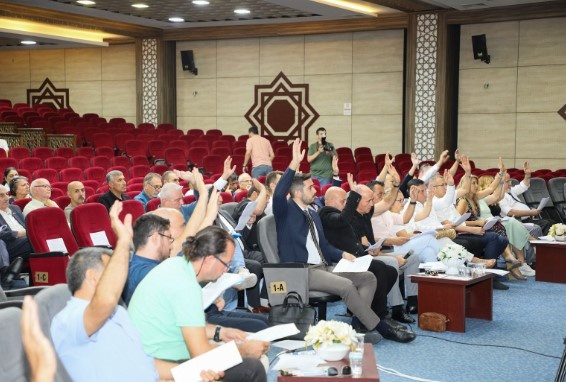 Yunusemre Belediyesi Eylül Ayı Meclis Toplantısı Belediye Başkanı Semih Balaban başkanlığında gerçekleştirildi. Yunus Emre Millet Çarşısı Etkinlik Salonu’nda yapılan toplantı saygı duruşu ve İstiklal Marşı’nın okunmasıyla başladı. 2 oturum halinde 36 maddenin görüşüldüğü toplantıda Pelitalan Kırsal Kalkınma Merkezi’nin Manisa Büyükşehir Belediyesi ile ortak kullanılması için protokol yapılmasına ilişkin madde meclis gündemine geldi. Maddeye ilişkin bilgi veren Başkan Balaban, “Büyükşehir Belediye Başkanımız Sayın Ferdi Zeyrek Pelitalan’da atıl durumda olan Kırsal Kalkınma Merkezi’ni mandıracılık adı altında peynir üretimi yaparak halka maiyetine satılması için yeri bizden talep ederek bu işi birlikte yapmamızı istedi. Burada süt ürünlerinin üretimi yapılacak. Bu merkezi daha da işler hale getireceğiz. Güzel bir proje olacağına inanıyorum” diye konuştu.