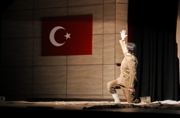 Yunus Emre Millet Çarşısı’nda gerçekleştirilen Birgül Yeşiloğlu Güler’in yazdığı Metin Güler’in yönettiği Ecem Yüksel’in oynadığı tiyatro oyununda Kurtuluş savaşında mücadele eden kadınların hayatlarından kesitler sahnelendi.