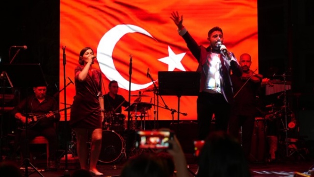 Etkinliğe Yunusemre Belediye Başkan Yardımcısı Ali Kuyumcu, Kültür İşleri Müdürü Yasemin Sarar Şıktaş ve çok sayıda vatandaş katıldı. Kent Orkestrası solistlerinin sahne aldığı konserde, geniş bir repertuar seslendirildi.