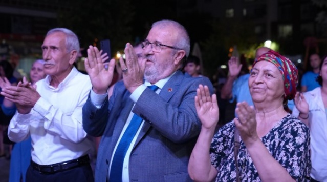 Konser kapsamında oldukça güzel vakit geçiren vatandaşlar Yunusemre Belediye Başkanı Semih Balaban ve emeği geçenlere teşekkür etti.
