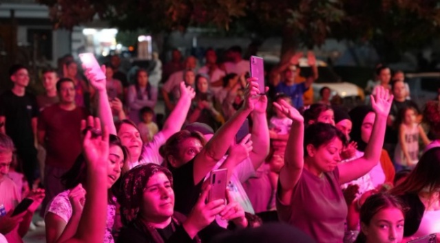 Konsere katılan vatandaşlar, farklı müzik tarzlarını dinlerken doyasıya eğlenme fırsatı buldu. Muradiye Meydanı, adeta bir müzik şölenine dönüştü. Konser boyunca orkestra üyeleri, performanslarıyla büyük beğeni topladı.