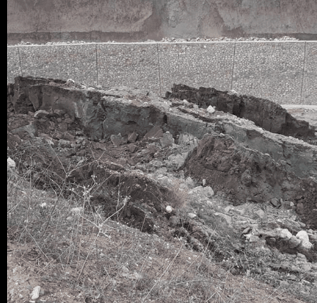 İzmir 2. Karayolları mühendisleri olay yerinde incelemelerini sürdürüyorlar. Güvenilir kaynaktan alınan bilgiye göre, yol şu an trafiğe kapatıldı ve Küçükoba Mahallesi güzergahından yol trafiğinin akışı sürüyor.