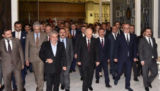 Milliyetçi Hareket Partisi, yaklaşan yerel seçimler öncesinde Genel Başkan Devlet Bahçeli başkanlığında genel merkez yönetimi, belediye başkanları ve teşkilatlarının katılımıyla Antalya’nın Serik ilçesinde toplantı düzenledi. Toplantıya Manisa Büyükşehir Belediye Başkanı Cengiz Ergün de, İl Başkanı Erkan Öztürk ve Salihli, Turgutlu, Kula, Selendi, Alaşehir ve Sarıgöl belediye başkanlarıyla birlikte katıldı.

Manisa Büyükşehir Belediye Başkanı Cengiz Ergün, MHP İl Başkanı Erkan Öztürk, Kula Belediye Başkanı Hüseyin Tosun, Selendi Belediye Başkanı Yasin Dumlupınar, Alaşehir Belediye Başkanı Ali Uçak, Sarıgöl Belediye Başkanı Necati Selçuk, Turgutlu Belediye Başkanı Turgay Şirin ve Salihli Belediye Başkanı Zeki Kayda ile birlikte MHP’nin Antalya'nın Serik ilçesi Belek turizm merkezinde düzenlenen İl Başkanları ve Belediye Başkanları Toplantısı’na katıldı. Cuma akşamı Manisa heyetiyle birlikte toplantının yapılacağı otele varan Başkan Ergün, parti teşkilatlarıyla birlikte MHP Genel Başkanı Devlet Bahçeli’yi karşıladı. Karşılamanın ardından düzenlenen yemek ve ardından çay molasında Genel Başkan Bahçeli ile bir araya gelen Başkan Ergün, Manisa’daki çalışmalar hakkında Bahçeli’yi bilgilendirdi.
Başkan Ergün’den Davetlilere Mesir Macunu
Toplantının yapıldığı 24 Kasım Cumartesi günü Manisa Büyükşehir Belediye Başkanı Cengiz Ergün, 81 il başkanı ve 129 belediye başkanına Manisa’yı tanıttı. Davetlilere mesir macunu ikram eden Başkan Ergün’ün ikramına, genel merkez yöneticileri, il başkanları ve belediye başkanları sıcak ilgi gösterdi.
Genel Başkan Bahçeli Partililere Hitap Etti
Toplantının açılışında 81 il başkanı ve 130 belediye başkanına hitap eden MHP Genel Başkanı Devlet Bahçeli, MHP'nin gücüne güç katarak yürüdüğünü, günden güne büyüdüğünü ve millete hizmet aşkıyla yükselmeye devam ettiğini söyledi. Hiçbir zafere kolay yollardan varılamayacağını vurgulayan Bahçeli, “Muzaffer bir ruhun ortaya çıkması da tesadüfi olamaz. Her zafer bedel ister, sabır ister, akıl ister, gönül ister, mücadele ve fedakarlık bekler. Kutlu bir mücadele esnasında, nefesi kesilenler, nefsine esir düşenler, dünyevi menfaatlere yenilenler çıkmıştır, bundan sonra da çıkmaları muhtemeldir. İnsanoğlu çiğ süt emmiştir, yanılması, yozlaşma akıntısına kapılıp yanlış istikametlere sürüklenmesi beklenmelidir. Geçmişin kuytu köşelerine şuurumuzun merceğiyle baktığımızda buna dair hazin ve hüzünle perçinlenmiş pek çok ibretlik misal verilebilecektir. Hesap yapanlarla hasbi davrananları, davanın omuzuna basanlarla davayı omuzlayanları tarif ve tefrik etmek zorunludur, mümkündür, elbette tecrübeyle sabittir. ‘Ben’ diyen, bencilliğe gömülen, dünyanın kendi çevresinde döndüğü zehabına aldanan, ben merkezli ve çıkar odaklı tutuma savrulan nice insan bu dünyadan gelip geçmiştir” diye konuştu.
“Cumhur ittifakı Türkiye'nin güvenlik zırhı”
Cumhurbaşkanlığı Hükümet Sistemi'nin mimarının Cumhur İttifakı olduğunu kaydeden Bahçeli, yeni sistemin yaşaması için bu ittifakın kazasız belasız yoluna devam etmesinin milli beka açısından mecburi olduğunu ifade etti. “Cumhur İttifakı Türkiye'nin güvenlik zırhıdır” diyen Bahçeli, “Cumhur İttifakı milli birlik ve dayanışma şuurudur. Cumhur İttifakı Türkiye'nin ta kendisi, Türk milletinin ruh köküdür. 15 Temmuz sonrası Yenikapı ruhuyla temeli atılan, 16 Nisan halk oylamasıyla çatısı örülen, 24 Haziran Seçimleriyle genişlik ve derinlik kazanan Cumhur İttifakı, Türkiye Cumhuriyeti'nin sistemsel açmaz ve ihtiyaçlarını telafi ederek muhasım odaklara set çekmiş, sur örmüştür. Cumhurbaşkanlığı Hükümet Sistemi, 95 yıllık Cumhuriyetimizi gelecek asırlara kuruluş esaslarına bağlı kalarak taşıma, daha da güçlendirme ve geliştirme amacına kilitlenmiştir. Yeni hükümet sisteminden geriye dönüş yoktur. Türkiye bütün meselelerini, bütün talep ve eksikliklerini yeni sistemin sunduğu imkanlar kapsamında çözüme kavuşturacaktır. Cumhur İttifakı bunu teminle hem tarihe hem de geleceğe karşı mesuldür. Ülke yönetiminin Cumhurbaşkanlığı Hükümet Sistemi'ne uygun teşkiliyle planlanan uyum süreci istikrarlı şekilde devam etmektedir” dedi.