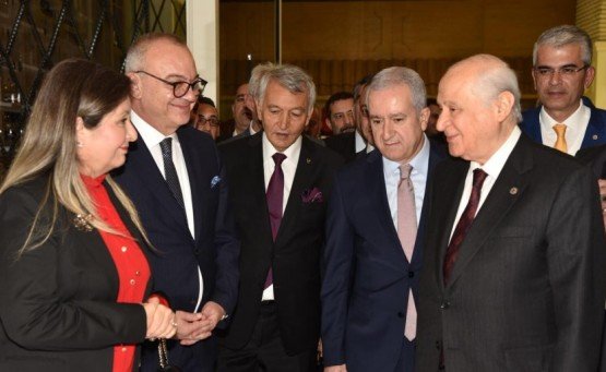 Bahçeli’den Başkan Ergün’e Hayırlı Olsun

Manisa Büyükşehir Belediye Başkanı Cengiz Ergün, Milliyetçi Hareket Partisi’nin Antalya’da düzenlediği programda Milliyetçi Hareket Partisi Genel Başkanı Devlet Bahçeli ile bir araya geldi. Genel Başkan Bahçeli, 30 Mart 2019 tarihinde gerçekleşecek olan yerel seçimlerde yeniden Manisa Büyükşehir Belediye Başkan Adayı gösterilen Başkan Ergün’e hayırlı olsun dileklerini iletti.

Milliyetçi Hareket Partisi tarafından 23-25 Kasım tarihleri arasında il başkanları ve belediye başkanları kamp programı düzenlendi. Antalya’da düzenlenen toplantıda yaklaşan yerel seçimler öncesi partinin seçim stratejisi masaya yatırıldı. Kamp programına Manisa heyeti olarak Manisa Büyükşehir Belediye Başkanı Cengiz Ergün, MHP İl Başkanı Erkan Öztürk, Kula Belediye Başkanı Hüseyin Tosun, Selendi Belediye Başkanı Yasin Dumlupınar, Alaşehir Belediye Başkanı Ali Uçak, Sarıgöl Belediye Başkanı Necati Selçuk, Turgutlu Belediye Başkanı Turgay Şirin ve Salihli Belediye Başkanı Zeki Kayda ile birlikte katıldı. 
Başkan Ergün Bahçeli İle Buluştu
Düzenlen programda Manisa Büyükşehir Belediye Başkanı Cengiz Ergün, MHP Genel Başkanı Devlet Bahçeli ile de bir araya geldi. Genel Başkan Bahçeli, 30 Mart 2019 tarihinde gerçekleşecek olan yerel seçimlerde Milliyetçi Hareket Partisi tarafından tekrar Manisa Büyükşehir Belediye Başkan Adayı gösterilen Başkan Ergün’e hayırlı olsun dileklerini iletti. MHP Lideri Bahçeli’ye teşekkür ederek, üretken belediyecilik anlayışıyla Manisa’da hizmet etmeye devam edeceklerini belirten Başkan Ergün de, “Geride kalan hizmet dönemimizde Manisa’mızın 17 ilçesine en iyi hizmetleri kazandırmak için özveriyle çalıştık. Sizlerin desteğiyle üretken belediyecilik anlayışımızla inşallah Manisa’mıza güzel yatırımlar yapmaya devam edeceğiz” ifadelerinde bulundu.