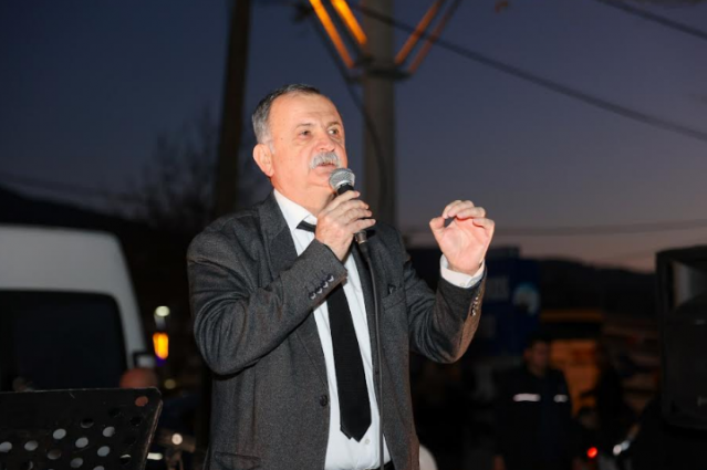 Barbaros Mahallesi'nde gerçekleştirilen iftar yemeğine Yunusemre Belediye Başkanı Semih Balaban, Belediye Başkan Yardımcıları Emine Özge Arslan ve Mehmet Mesut Doğan, CHP Yunusemre İlçe Başkanı Mehmet Arslan ve yönetim kurulu üyeleri, meclis üyeleri, Barbaros Mahalle Muhtarı Siyami Alak ve çok sayıda vatandaş katıldı. Kur’an-ı Kerim tilaveti ve dualarla başlayan programda semazen gösterisi sahnelendi. İftarın ardından geleneksel Ramazan eğlencelerinin vazgeçilmezlerinden Hacivat ve Karagöz ortaoyunu sergilendi. Vatandaşlara hitap eden Yunusemre Belediye Başkanı Semih Balaban, “Yunusemre Belediyesi olarak Ramazan ayını doyasıya yaşıyoruz. Bugün Barbaros Mahallemizde değerli halkımız ile bir araya geldik. Ramazan ayı boyunca farklı mahallelerde iftar sofraları kurmaya devam edeceğiz” dedi.