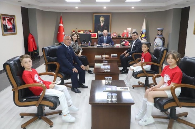 “Bayramınız kutlu, yolunuz aydınlık olsun”
“Çocuklarımızın güçlü adımlarıyla aydınlık bir yarın için çalışmaya devam edeceğiz” diyen Başkan Çetin Akın, “Gazi Mustafa Kemal Atatürk'ün çocuklara armağan ettiği 23 Nisan Ulusal Egemenlik ve Çocuk Bayramı’nın en güzel geleneklerinden biri olan koltuk devrini gerçekleştirerek Şehit Ali Şahin İlkokulu öğrencileri sevgili evlatlarım Elif Arslan, Yakup Toprak, Beyza Hazar'a emanet ettik. Çocuklarımızı belediye başkanlık koltuğunda görmek, onların sesini duyup, fikirlerine değer vermek bizlere büyük bir mutluluk ve gurur kaynağı oldu. Bayramınız kutlu, yolunuz aydınlık olsun” ifadelerini kullandı.