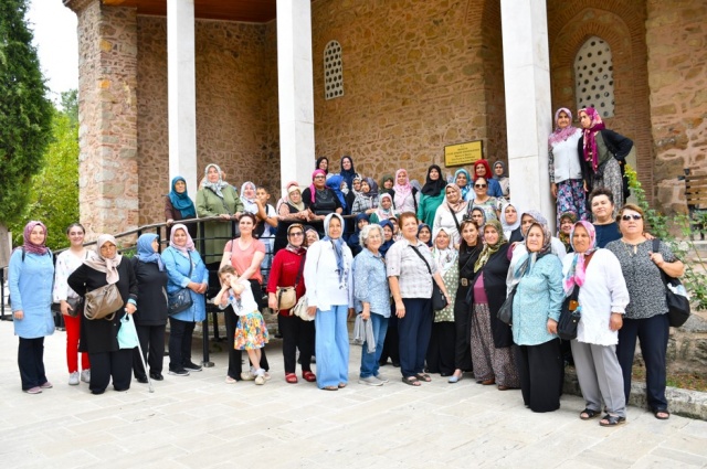 Manisa Büyükşehir Belediyesi tarafından hayata geçirilen "Adım Adım Manisa" projesi hız kesmeden devam ediyor. Kent merkezine yaklaşık 110 km uzaklıktaki Gördes ilçesinden Manisa’ya gelen 90 kişilik kadın kafilesi, düzenlenen kültür turuyla şehrin tarihi mekanlarını daha yakından tanıdı.
