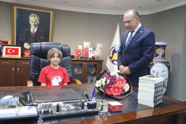 Turgutlu Belediye Başkanı Çetin Akın, geleneksel hale gelen koltuk devrini bunu yıl da gerçekleştirdi. Başkan Çetin Akın, 23 Nisan Ulusal Egemenlik ve Çocuk Bayramı dolayısıyla koltuğunu Şehit Ali Şahin İlkokulu öğrencileri Elif Arslan, Yakup Toprak, Beyza Hazar'a emanet etti. Minik başkanlar, Turgutlu Belediyesinin hizmetleri hakkında bilgi alırken aynı zamanda fikirlerini de Başkan Çetin Akın ile paylaştılar.