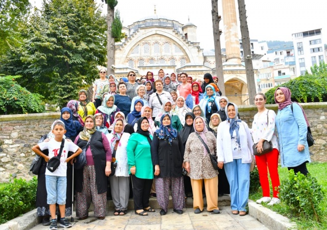 Gördes’ten gelen 90 kişilik kafileyi, Büyükşehir görevlileri Hanımlar Aile Çay Bahçesi’nde karşıladı. Hanımlar Aile Çay Bahçesi’nde yapılan kahvaltı ikramı sonrasında Tıp Tarihi Müzesi’ne ve Uluslararası Mesir Macunu Festivali’ne ev sahipliği yapan Hafsa Sultan Camii’ne gidildi.
