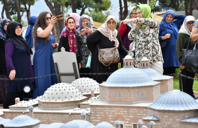 Kafile Sultan Camii ve Tıp Tarihi Müzesi’nin tarihteki yeri hakkında verilen bilgileri dinledi. Gezinin bir sonraki durağı ise Muradiye Camii oldu. Ortaya koyduğu eserlerle dünya mimari tarihine damgasını vuran Mimar Sinan’ın Ege Bölgesi’ndeki tek eseri olma özelliğini taşıyan Muradiye Camii de ziyaret edildi. Ardından ziyaretçilerine muhteşem Manisa manzarasını izleme imkanı sunan Mevlevihane’ye ve Manisa’da bulunan çeşitli eserlerin maketlerinin yer aldığı Şehzadelerpark’a gidildi. Akabinde MASKİ Genel Müdürlüğü yemekhanesinde öğle yemeği için ara verildi.