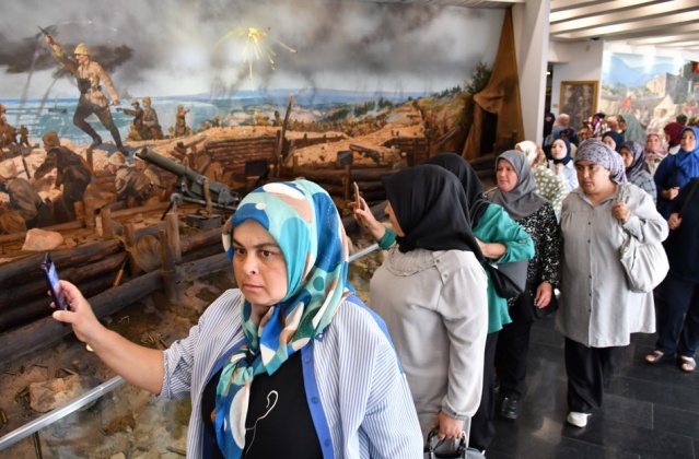 Çanakkale Müzesi İle Atatürk Sergi Salonu Ziyaret Edildi
Öğle yemeğinin ardından Gördes’ten gelen 90 kişilik kafile, Osmanlı Müzesi’ne de giderek, müze içerisindeki eserleri inceledi. Son olarak Manisa Büyükşehir Belediyesi bünyesinde halka hizmet veren Çanakkale Müzesi ile Atatürk Sergi Salonu ziyaret edilerek gezi son buldu.
