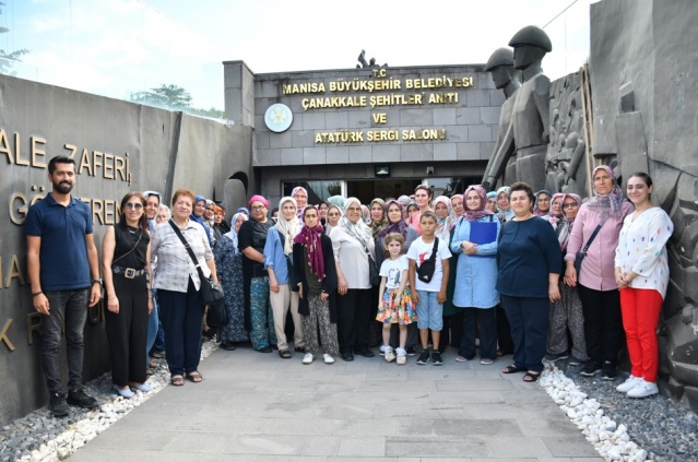 Manisa Büyükşehir Belediyesi tarafından kentin dört bir yanında yaşayan kadınların sosyal hayata katılımını arttırmak, şehrin tarihi ve doğal güzellikleri ile tanışmalarını sağlamak amacıyla hayata geçirilen "Adım Adım Manisa" projesi hız kesmeden devam ediyor. Adım Adım Manisa projesi kapsamında 90 kişilik kadın kafilesi dünyaca ünlü halılarının dokunduğu Gördes ilçesinden ücretsiz kültür turlarıyla Manisa’ya geldi. 110 km süren yolculuğun ardından ilçeden kent merkezine varan kafile, şehrin tarihini gün yüzüne çıkartan müze ve eserleri ziyaret etti.