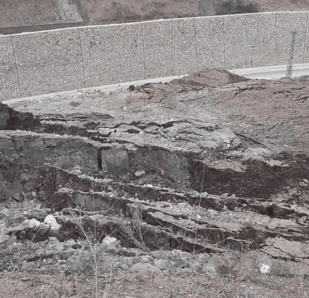 İstinat duvarının sürekli çökmesi ve yıllardır bu bölgede göçüklerin devam etmesi yolu kullanan sürücüler tarafından kaygıyla izleniyor.