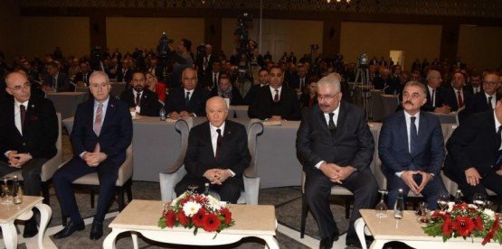 MHP Genel Merkezi tarafından Antalya’da düzenlenen İl Başkanları-Belediye Başkanları Ortak Toplantısı, MHP Genel Başkanı Devlet Bahçeli tarafından gerçekleştirilen kapanış konuşmasıyla sona erdi. Açıkladıkları adaylara başarılar dileyen Bahçeli, “İlanını yaptığımız adaylarımız şevkle ve inanmışlıkla sahadadır” dedi.

MHP Genel Merkezi tarafından Antalya Belek Sueno Otel’de düzenlenen İl Başkanları-Belediye Başkanları Ortak Toplantısı’nın kapanış oturumu, MHP Genel Başkanı Devlet Bahçeli’nin konuşmasıyla gerçekleşti. Manisa’yı temsilen İl Başkanı Erkan Öztürk, Manisa Büyükşehir Belediye Başkanı Cengiz Ergün, Turgutlu Belediye Başkanı Turgay Şirin, Salihli Belediye Başkanı Zeki Kayda, Alaşehir Belediye Başkanı Ali Uçak, Sarıgöl Belediye Başkanı Necati Selçuk, Selendi Belediye Başkanı Yasin Dumlupınar ve Kula Belediye Başkanı Hüseyin Tosun’un yer aldığı toplantıda, MHP Lideri Devlet Bahçeli partililere seslendi.
“Üretken belediyeciliğin hakkını verdiniz”
İl başkanları ve belediye başkanlarına seslenen MHP Genel Başkanı Devlet Bahçeli, “1960’dan sonra yapılan Mahalli İdareler Seçimlerinin 12’ncisini 31 Mart 2019’da gerçekleştireceğiz. Bu seçimlerde çok çalışacağız. Cumhur İttifakı’nın toplam oyunun 24 Haziran’ın gerisine düşmemesi için elimizden gelen çalışmayı göstereceğiz. İlanını yaptığımız adaylarımız şevkle ve inanmışlıkla sahadadır. Henüz belediye başkan adayı belli olmayan belde, ilçe, il ve büyükşehirlerle ilgili çalışmalarımız da sürmektedir. Biliniz ki, sizlere sonuna kadar güveniyorum. Bugüne kadar yerel yönetimlerde partimizin marka olmasına, imrenilecek seviyelere gelmesinde, vatandaşlarımızın takdirini kazanmasında büyük emekleriniz ve hizmetleriniz geçti. Üretken Belediyeciliğin hakkını layıkıyla verdiniz. Hepinizi tebrik ediyorum” dedi.
“Cenab-ı Allah mahcup etmesin”
Aynı heves, aynı heyecan, aynı azim ve aynı kararlılıkla yola devam edilmesini isteyen Bahçeli, “Yozlaştırıcı, yıpratıcı telkin ve tesirlere karşı, fikir istikrarını, hayat biçimini ve çalışma çizgisini ısrarla sürdürebilecek yalın, ilkeli ve düzgün bir özel hayata sahip olmaya dikkat ediniz. Günlük hayatın ve dış tesirlerin yıkıcı etkisini süzecek ve ülküdaşlarımızın etkilenmelerini önleyecek koruyuculuğa sahip olunuz. Ülkücü mesuliyetinin gereği olarak kişisel ihtiraslarını terk etmiş bir ruhi arınmışlığa, temelini Türk kültürü ve İslam inancının oluşturduğu, eşref-i mahlukat olan insana ve insaniyete saygıyı ve hizmeti esas alan manevi olgunluğa, şehirlerinizde lazım olan mücadeleyi sürdürebilecek sabır, azim, sükûnet, kararlılık, alçak gönüllülük, fedakârlık, cesaret gibi çok özel hasletlere sahip olmanızı temenni ediyor hepinize üstün başarılar diliyorum. Cenab-ı Allah çıkmış olduğumuz yolda bizleri mahcup etmesin niyazıyla sizleri saygılarımla selamlıyorum” diye konuştu.