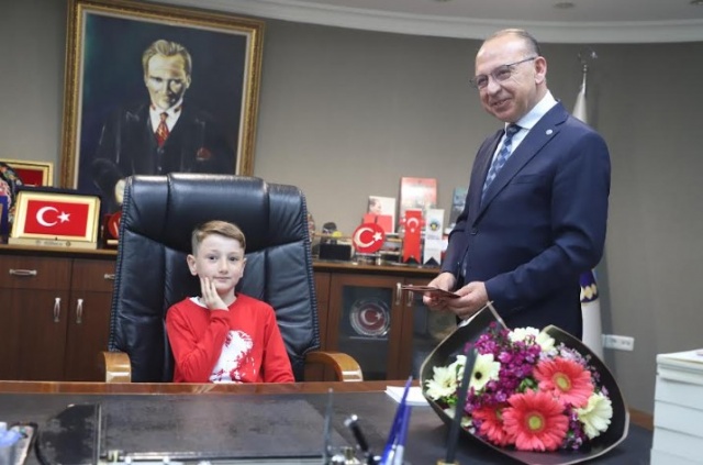 Turgutlu Belediye Başkanı Çetin Akın, 23 Nisan Ulusal Egemenlik ve Çocuk Bayramı dolayısıyla koltuğunu çocuklara devretti.