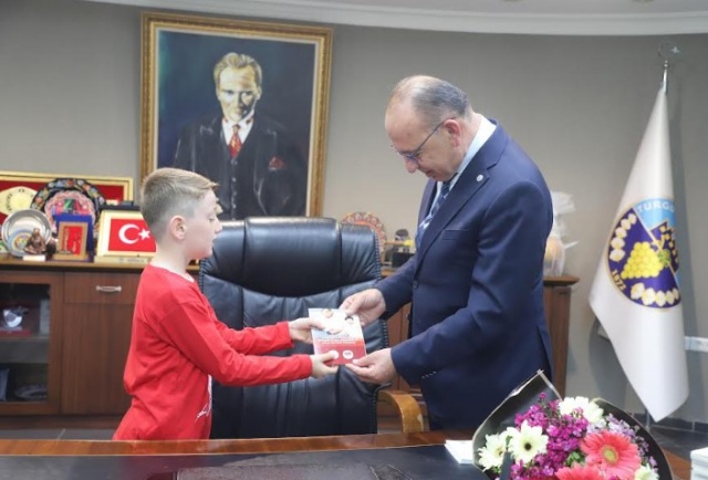 Başkan Çetin Akın koltuk devrinin sonunda öğrencilere ve öğretmenlerine Nutuk hediye etti.