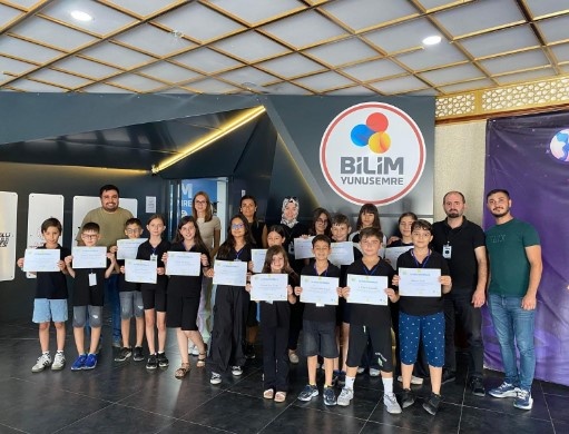7 farklı atölyede uzun ve kısa dönem eğitimler ile kendilerini geliştiren öğrenciler, eğitim sonunda tasarladıkları projeleri sergileme fırsatı buldu. Öğrencilerin ilgi ve becerilerini keşfetmeye yönelik ücretsiz olarak yapılan kurslarda aldıkları eğitimlerle tasarladıkları projeler ebeveynler tarafından büyük beğeni topladı.
