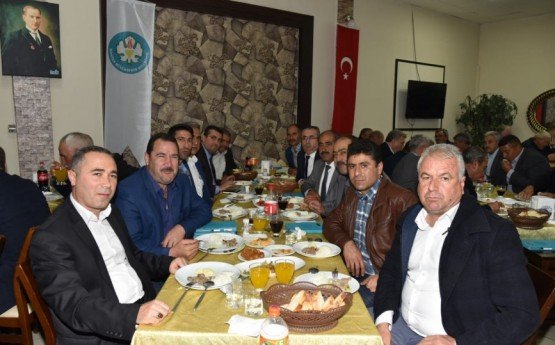 Sık sık ilçeleri ziyaret ederek, ilçelerin nabzını tutan Manisa Büyükşehir Belediye Başkanı Cengiz Ergün, Alaşehir’e ziyarette bulundu. Başkan Ergün, Alaşehir programında mahalle muhtarları ile de bir araya geldi. Büyükşehir Belediyesi ve MASKİ Genel Müdürlüğü’nün ilçede hayata geçirdiği projeleri anlatan Başkan Ergün, “Geride kalan dört buçuk yıllık süre içerisinde Alaşehir’e 85 milyon 750 bin lira MASKİ, 125 milyon lira da Büyükşehir Belediyesi kanalıyla olmak üzere toplam 210 milyon 750 bin liralık yatırım yaptık. Çok şükür bugün yüzlerce proje ve hizmeti bitirmiş, verdiği sözleri yerine getirmiş bir belediye başkanı olarak alnım ak bir şekilde huzurunuza geldim” ifadelerini kullandı.

Alaşehir’i ziyaret ederek Büyükşehir Belediyesi ve MASKİ Genel Müdürlüğünün çalışmalarını yerinde inceleyen Manisa Büyükşehir Belediye Başkanı Cengiz Ergün, Alaşehir’de mahalle muhtarları ile de buluştu. Alaşehir Şelale Düğün Salonu’nda düzenlenen programa Manisa Büyükşehir Belediye Başkanı Cengiz Ergün, Alaşehir Belediye Başkanı Ali Uçak, Sarıgöl Belediye Başkanı Necati Selçuk, Manisa Büyükşehir Belediyesi Genel Sekreteri Aytaç Yalçınkaya, MASKİ Genel Müdürü Yaşar Coşkun, Manisa Büyükşehir Belediyesi Genel Sekreter Yardımcısı Yılmaz Gençoğlu, MASKİ Genel Müdür Yardımcısı Burak Aslay, Daire Başkanları, MHP İl Başkanı Öztürk, MHP Ülkü Ocaklar İl Başkanı Mehmet Balaban, MHP Alaşehir Teşkilatı, Ülkü Ocakları Alaşehir Teşkilatı, Alaşehir Muhtarlar Derneği Başkanı Şevket Çömçömoğlu, mahalle muhtarları katıldı.

Alaşehir’in Anahtarı Başkan Ergün’de

Toplantının açılış konuşmasını Alaşehir Muhtarlar Derneği Başkanı Şevket Çömçömoğlu yaptı. Dernek Başkanı Çömçöoğlu, “Hizmetlerden son derece memnunuz. Yaptıkları katkılardan dolayı Manisa Büyükşehir Belediye Başkanı Cengiz Ergün ve Alaşehir Belediye Başkanı Ali Uçak’a çok teşekkür ediyorum, yapılan yatırımlar da tüm Alaşehir’e hayırlı olsun” dedi. Alaşehir Belediye Başkanı Ali Uçak ise Manisa Büyükşehir Belediye Başkanı Cengiz Ergün ile iş birliği içerisinde Alaşehir’e hizmet etmek için yoğun çaba sarf ettiklerini belirterek, “Büyükşehir Belediye Başkanımız Cengiz Ergün olmasa bizler hiçbir şey yapamayız. Bu birliktelik olduğu sürece bizim Alaşehir’de yapamayacağımız hiçbir şey kalmayacak” dedi. Alaşehir Belediye Başkanı Ali Uçak, konuşmasının ardından Yıldırım Beyazıt Han’ın sembolik kaftanı ve şehrin anahtarını Başkan Ergün’e verdi. Başkan Uçak, “Alaşehir sizlerle gurur duyuyor. Alaşehir’in anahtarını da size olan güvenimizden dolayı size takdim ediyoruz” dedi.

“Altyapı olmadan olmaz dedik”

Toplantıda Manisa Büyükşehir Belediye Başkanı Cengiz Ergün’de mahalle muhtarlarına hitap ederek, 2014 yılında gerçekleştirilen seçimlerin ardından Büyükşehir statüsü kazanan Manisa’da, Büyükşehir Belediyesi ve MASKİ Genel Müdürlüğü’nün kuruluş aşamalarında yaşanan süreçleri anlattı. Başkan Ergün, “17 ilçemiz ve 1088 mahallemiz bizden hizmet bekliyordu. Altyapısı olmayan, kanalizasyonu bulunmayan, yolu bozuk, köprü ihtiyacı olan mahallelerimiz, köylerimiz olduğunu üzülerek gördük. Dedik ki, Manisa’da yaşayan her vatandaşımız merkezde ne varsa aynı hizmeti alsın. Tabi altyapısı olmadan çalışma yapmak, günübirlik siyasetçilerin işidir dedik. Bizler geleceğimize yatırım yapalım, çocuklarımız temiz su içsin, kanalizasyon hatlarını yenileyelim bulaşıcı hastalıklar olmasın dedik ve büyük bir altyapı yatırım hamlesi başlattık. Belediye isimleri vermeyeceğim, hepsi meslektaşım. Ancak birçok belediye başkanı altyapı hizmeti yapmaktan kaçıyor. Bunun aksine biz oy kaygısı gütmeden paslanmış borulardan, içler acısı halde olan su depolarından halkımız su içmesin düşüncesiyle bunların yenilemelerini yaptık ve yapmaya devam ediyoruz” dedi.

“463 Kilometre Altyapı Çalışması Yapıldı”

Şu ana kadar Alaşehir ilçe genelinde 463 kilometre içme suyu, kanalizasyon ve yağmur suyu hattı yapıldığını dile getiren Başkan Ergün, “Yaklaşık 3 milyon liralık yatırımla 101 Mahalle Projemiz kapsamında Hacıaliler, Matarlı, Şahyar, Yeniköy, Belenyaka, Örnekköy, Caberkamara ve Dağhacıyusuf mahallelerimizde 117 kilometre içme suyu ve kanalizasyon hattı ile Türkmen, Matarlı ve İsmetiye Mahallelerimize fosseptik imalatı yaptık. Girelli Mahallesi’ndeki çalışmamız devam ediyor. Tam 5 buçuk milyon liralık yatırımla muhtelif mahallelerde 90 kilometre içme suyu, kanalizasyon ve yağmursuyu hattı döşedik. 8 milyon liranın üzerinde yatırımla Yeşilyurt Mahallemizde başlattığımız 40 kilometrelik kanalizasyon hattı inşaatı tamamlanmış olup geçici kabulleri yapıldı. Bin 500 metre yağmursuyu hattı imalatı da devam ediyor. Ayrıca 30 kilometrelik içme suyu ihalesinin yapıldığını ve ihale sürecinin beklendiğini de müjdelemiş olayım” diye konuştu.

Alaşehirliler Temiz Su İçebilsin Diye

Alaşehirlilerin temiz su içebilmesi için 1 milyon 700 bin lira bütçeyle 52 adet içme suyu deposunun yenilendiğini belirten Başkan Ergün, “600 bin liranın üzerinde yatırımla içme suyu depolarında tam otomatik klor cihazı ve şamandıra sistemi montajı, 9 mahallede içme suyu elektrik tesisi yapımı, Çamlıbel Mahallesi İçme Suyu Arıtma Tesisi İnşaatı ile Akkeçili, Hacıaliler, İsmetiye ve Kurudere Mahallelerimizde 4 kilometre dere temizliği de MASKİ kanalıyla tamamlanan çalışmalarımız. Yine MASKİ tarafından devam eden çalışmalarımızın başında yaklaşık 29 milyon liralık 154 mahalle projemiz var. 154 Mahalle Projesi kapsamında Akkeçili, Çağlayan, Çakırcaali ve Erenköy Mahallelerinde altyapı ve kilit parke taş imalatları tamamlandı. Çeşneli ve Girelli Mahallelerinde altyapının tamamlanmasının ardından kilit parke taş döşenmeye başlandı. Örencik Mahallesinde ise altyapıda sona yaklaşıldı. Kısa süre içerisinde kilit parke işine başlanacak. Çalışma tamamlanınca toplamda 124 kilometre içme suyu ve kanalizasyon inşaatı yapılmış olacak. Bununla birlikte Akkeçili, Erenköy, Girelli ve Örencik Mahallelerine İçme Suyu Deposu Yapımı ile Çağlayan, Çakırcaali, Çeşneli, Girelli ve Örencik Mahallelerine fosseptik imalatı da gerçekleştirilecek” dedi.

MASKİ’den Alaşehir’e 85 Milyon 750 Bin Liralık Yatırım

Alaşehir atık su arıtma tesisine de değinen Başkan Ergün, “1 milyon 700 bin lira yatırımla mevcut Alaşehir atık su arıtma tesisini aktif hale getirmiştik. Tabi bu tesis ömrünü tamamladığı için yenilenmesi gerektiğini gördük. Yaklaşık 25 milyon liralık yatırım yaptığımız Alaşehir merkez atık su arıtma tesisi inşaatı devam ediyor. Kavaklıdere Mahallemizde 6 buçuk milyon yatırımla başladığımız 92 kilometrelik içme suyu hattı inşaatındaki çalışmalarımız da yüzde 95 oranında tamamlandı. Yine Kavaklıdere Mahallemizin Atık su Arıtma Tesisi'nin ihalesi 25 Ekim’de yapıldı. Bununla ilgili İller Bankası'nın değerlendirmesi bekleniyor. Bunun da müjdesini vermiş olayım. 1 milyon lirayı bulan 24 adet içme suyu deposu, 23 adet terfi ve 4 adet biriktirme binasının bakım onarımı devam ediyor. Bunların da imalatları yüzde 92 oranında tamamlandı. Yine 700 bin lirayı bulan Çarıktekke ve Dağarlar Mahallelerimizin içme suyu arıtma tesisi inşaatında da çalışmalarımız hızla devam ediyor. Buraya kadar sadece MASKİ Genel Müdürlüğümüzün tamamladığı, devam ettiği ve planladığı hizmet ve projeleri anlattım. Tüm bu saydığım çalışmaların parasal karşılığı 85 milyon 750 bin lirayı buluyor. Alaşehir’imize az bile diye düşünüyor; helali hoş olsun diyorum” ifadelerini kullandı.

Dev Projeleri Sıraladı

Alaşehir’e kazandırılan dev projeleri de tek tek sıralayan Manisa Büyükşehir Belediye Başkanı Cengiz Ergün, “Toplu ulaşımda dönüşüm çalışmalarımız kapsamında ilimiz genelinde başlattığımız yenileme hareketini Alaşehir’imizde de tamamladık. Üzümlü-Yeşilyurt-Gümüşçay-Uluderbent-Sarıpınar-Kemaliye-Soğanlı-Piyadeler-Yeşilyurt-Kilik-Gümüşçay-Subaşı-Delemenler-Hacıhaliller-Uluderbent-Tepeköy hatlarında yenileme yaptık. Engelli erişimine uygun, klimalı, kartlı sistemli modern ulaşım araçlarıyla Alaşehir’imizin her bölgesine sorunsuz ulaşım hizmeti veriyoruz. Bugün bu güzel toplantımızı yapmadan önce güzel bir hizmetin birinci etabının açılışını gerçekleştirdik. 27 milyon liranın üzerinde bir yatırımla geçmişte birçok vatandaşımızın hayatını kaybettiği o ölüm yolunda başlattığımız katlı kavşak projemizin çok şükür bugün battı çıktı kısmını trafiğe açtık. İnşallah tamamı açıldığında, o kötü anılar yerini güvenli ve modern bir kavşağa bırakmış olacak. Hayırlı uğurlu olsun” dedi.

350 Bin Metrekare Kilit Parke, 200 Kilometre Asfalt

Alaşehir’de gerçekleştirilen kilit parke ve asfalt çalışmalarından bahseden Başkan Ergün, “Manisa’mızın büyükşehir olmasıyla birlikte vatandaşlarımız özellikle de köyden mahalleye dönüşen bölgelerimizdeki hemşerilerimiz yazın tozlu, kışın çamurlu yollardan kurtulsun diyerek muazzam bir kilit parke çalışması yaptık. Geride bıraktığımız sürede Alaşehir ilçemizde yaklaşık 11 milyon liralık yatırımla mahallelerimize 350 bin metrekare kilit parke döşedik. Yollarda trafik ve ulaşımın konforlu ve güvenli olması için yaklaşık 22 milyon lira kaynak ayırarak 200 kilometre asfalt çalışmasını hayata geçirdik. Tarım şehri olan ve üzüm üretiminde ilk sıralarda bulunan Alaşehir’imizde üreticimize destek olmak için bağ tahmin ve erken uyarı istasyonu, fidan dağıtımları, gölet düzenlemeleri gibi çok sayıda kırsal hizmeti de sağladık. Alaşehir ilçe sınırlarındaki tüm mahalle mezarlıklarında temizlik çalışmaları, boyası, badanası, çevre duvarı yapımı, çit çevrilmesi, kapısı gibi çok sayıda çalışma yaparak, mezarlıklarımızın temiz, düzenli ve dışarıdan gelebilecek olumsuzluklara karşı güvenli olmasını sağladık. Merkez mezarlığına yeni bir gasilhane binası kazandırdık. 1 adet transit cenaze nakil aracı ile 1 adet cenaze yıkama aracını ilçemizde hizmete sunduk. Bu hizmetlerimiz de 600 bin liraya ulaştı” diye konuştu.

“Alnım Ak Bir Şekilde Huzurunuza Geldim”

Asfalttan parke taşına, ilaçlama hizmetlerinden sosyal yardım projelerine, kırsal hizmetlerden ulaşım hizmetlerine kadar Alaşehir’de yapılan yatırım miktarının 125 milyon lira olduğunu vurgulayan Başkan Ergün, “Biz Alaşehir’e söz verdik. Ali Uçak başkanımla birlikte deyim yerindeyse ikinci baharını yaşayan bu güzel ilçemiz değişecek dedik. Çok şükür bugün yüzlerce proje ve hizmeti bitirmiş, verdiği sözleri yerine getirmiş bir belediye başkanı olarak alnım ak bir şekilde huzurunuza geldim. Oy veren/vermeyen ayrımı yapmadan tek gayemiz ve tek aşkımız olan Manisa’mıza, Manisa’mızda yaşayan vatandaşımıza layık olduğu en güzel hizmetleri ulaştırmanın gayretidir bu saydıklarım. İnsanız. Eksiğimiz olur, ulaşmakta geciktiğimiz yerler olur. Ama şundan emin olmanızı istiyorum: Manisa Büyükşehir Belediyesi ayrım yapmadan her vatandaşımıza, her mahallemize ulaşmak için canla başla çalıştı ve çalışmaya devam edecek. Bizler günü birlik siyasi çekişmelerin, günü kurtaran çalışmaların değil; Manisa’nın ve Manisalının gerçekten ihtiyaç duyduğu çalışmaları yapmanın gayretinde olduk. Bugüne kadar bu çizgimizden ayrılmadık, bundan sonra da ayrılmayacağız. Yaptığımız çalışmalar gerek tarafsız kamuoyu araştırmalarında, gerek siz değerli muhtarlarımızın geri dönüşlerinde, gerek de halkımızın yüzündeki tebessüm ve gözlerindeki ışıltıyla kendini belli ediyor. Bunlar bize yeter” dedi. Manisa Büyükşehir Belediye Başkanı Cengiz Ergün, konuşmasının ardından mahalle muhtarlarını dinledi. Muhtarların sorularını tek tek yanıtlayan Başkan Ergün, daha sonra kendisiyle hatıra fotoğrafı çektirmek isteyen mahalle muhtarlarını da kırmadı. Toplantının ardından kendisini selamlayan çocuklarla hatıra fotoğrafları çektiren Başkan Ergün, çocukları futbol topu hediye ederek, sevindirdi.